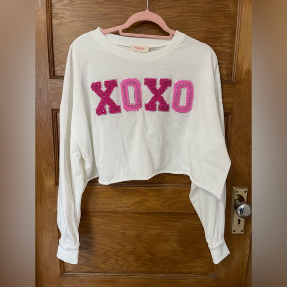 Boutique NWT White Cropped Oversized‎ Crew Sweatshirt with Pink XOXO - Picture 1 of 8